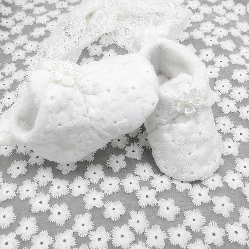 秋冬婴儿女宝宝白色加绒棉鞋百天满月礼服拍照配鞋蕾丝绑带绣花鞋