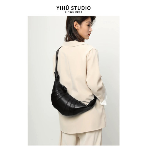 品质牛角包女斜挎包饺子包