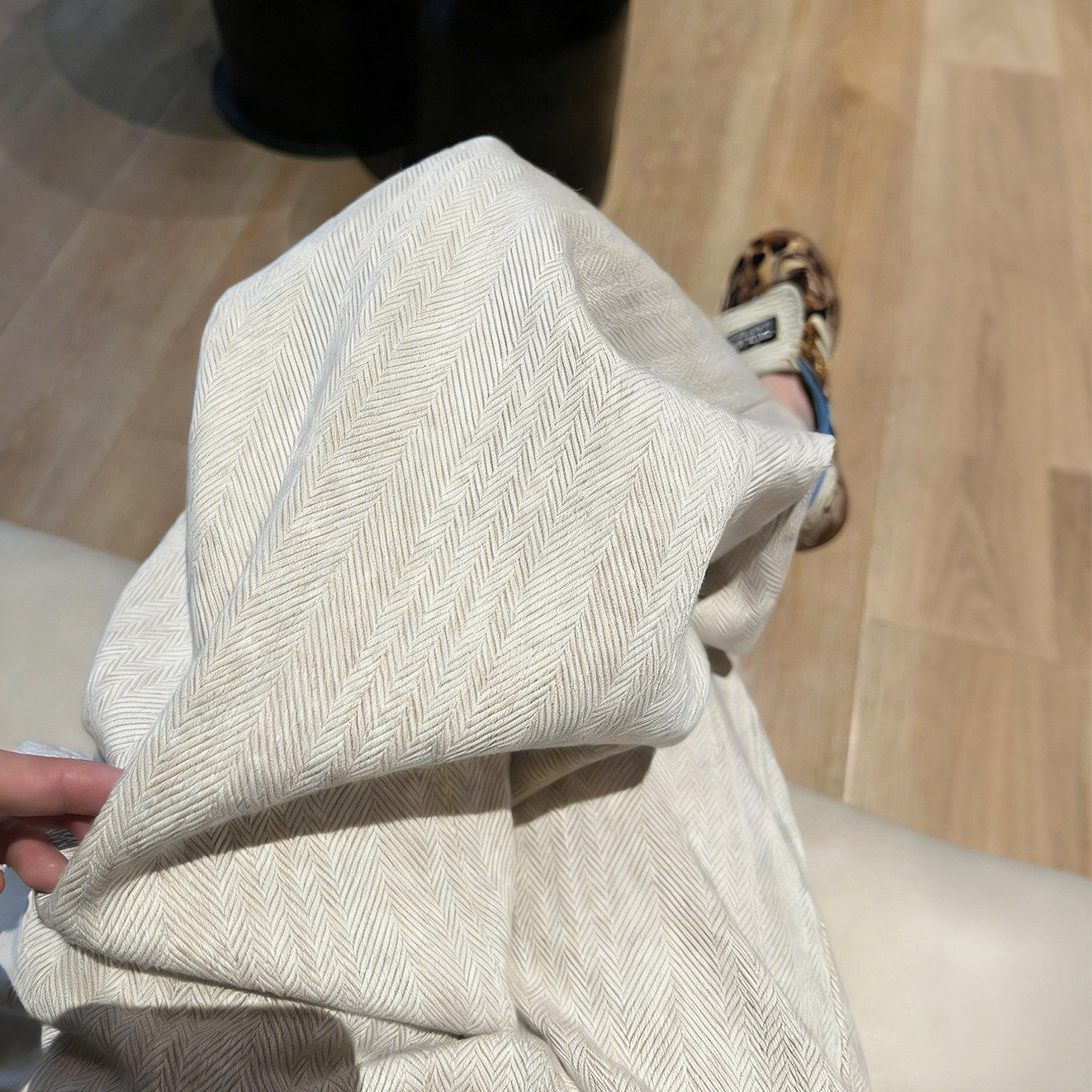 米白色微喇直筒牛仔裤女2026春季大码胖mm高腰显瘦人字纹喇叭裤子