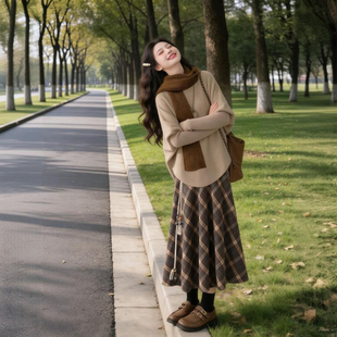 小众秋冬季穿搭一整套胖mm篇幅袖针织衫格纹半身裙新年战袍套装女