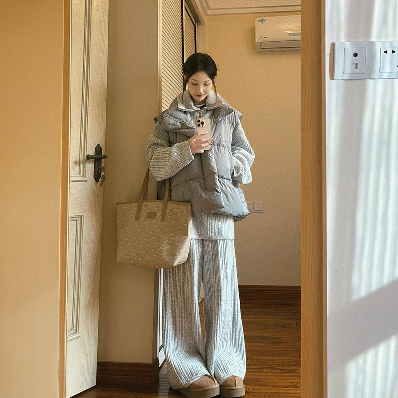 马甲外套+休闲长裤+灰色针织衫