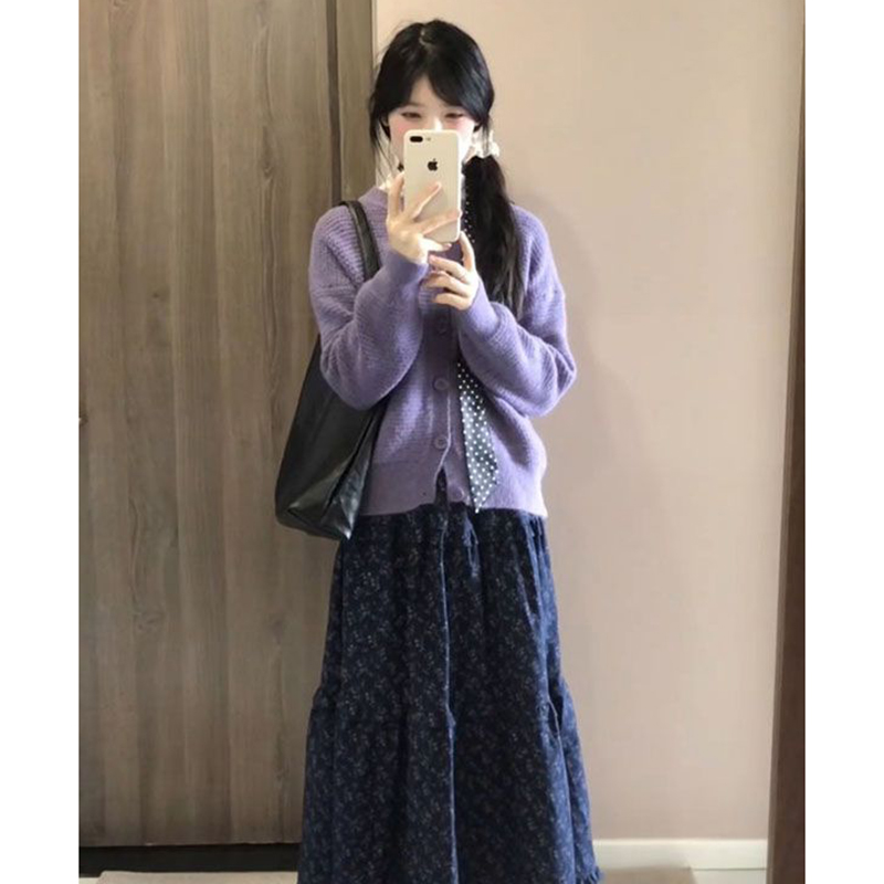 毛衣外套搭配休闲碎花半身裙