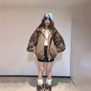 轻奢简约复古十字架挂饰座山雕毛领羽绒棉服女冬季新款加厚夹克潮