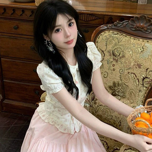 搭配粉色高腰半身长裙女 休闲甜美可爱风穿搭一整套娃娃领衬衫