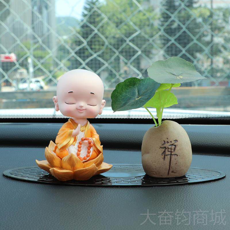 正品网红小和尚汽车摆台件车摇头车载中控创可爱内车上装饰2意021