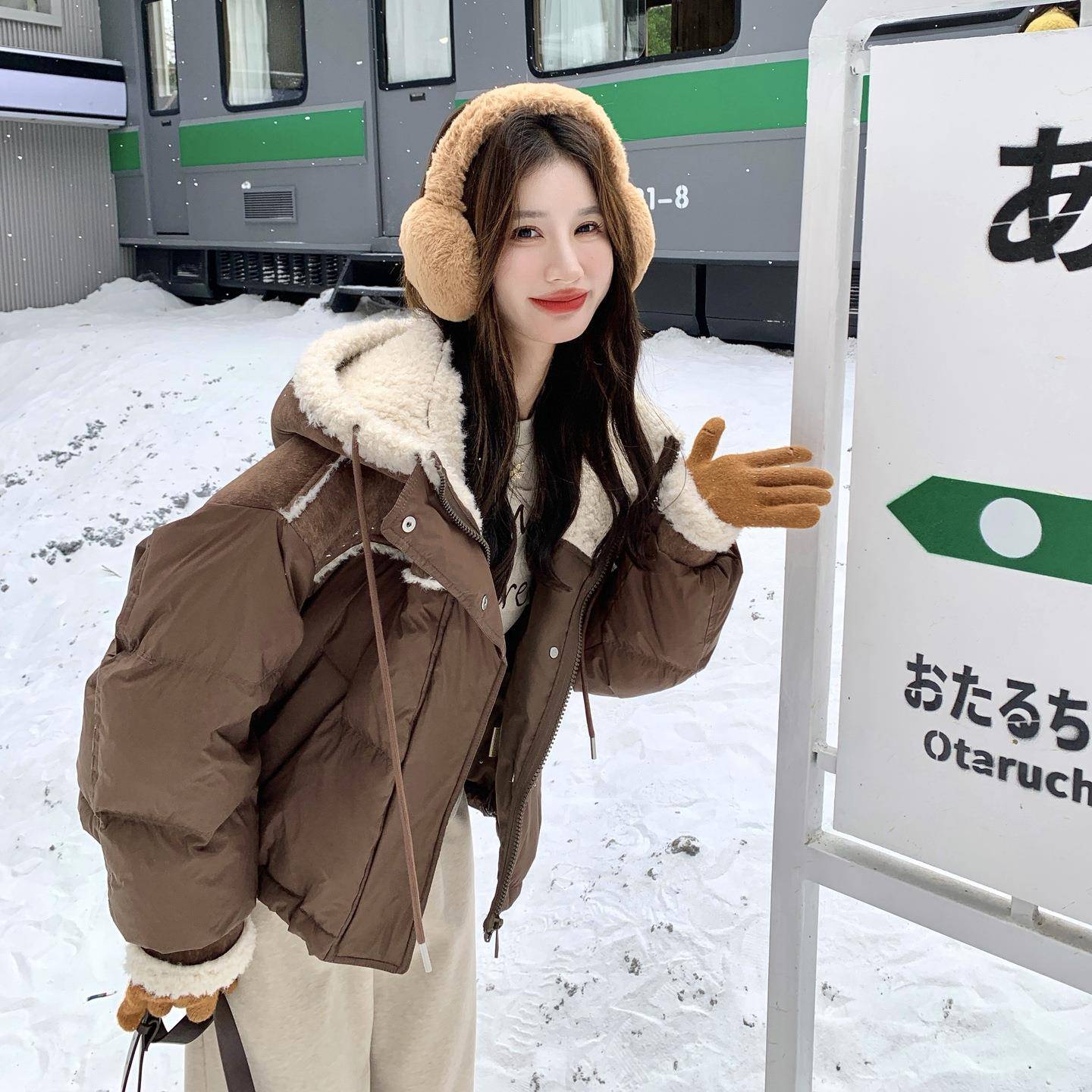 D073-662新款接绒设感羽拼计服