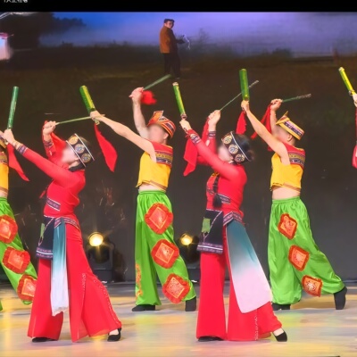 红色山水画廊仫佬乡秧歌群舞