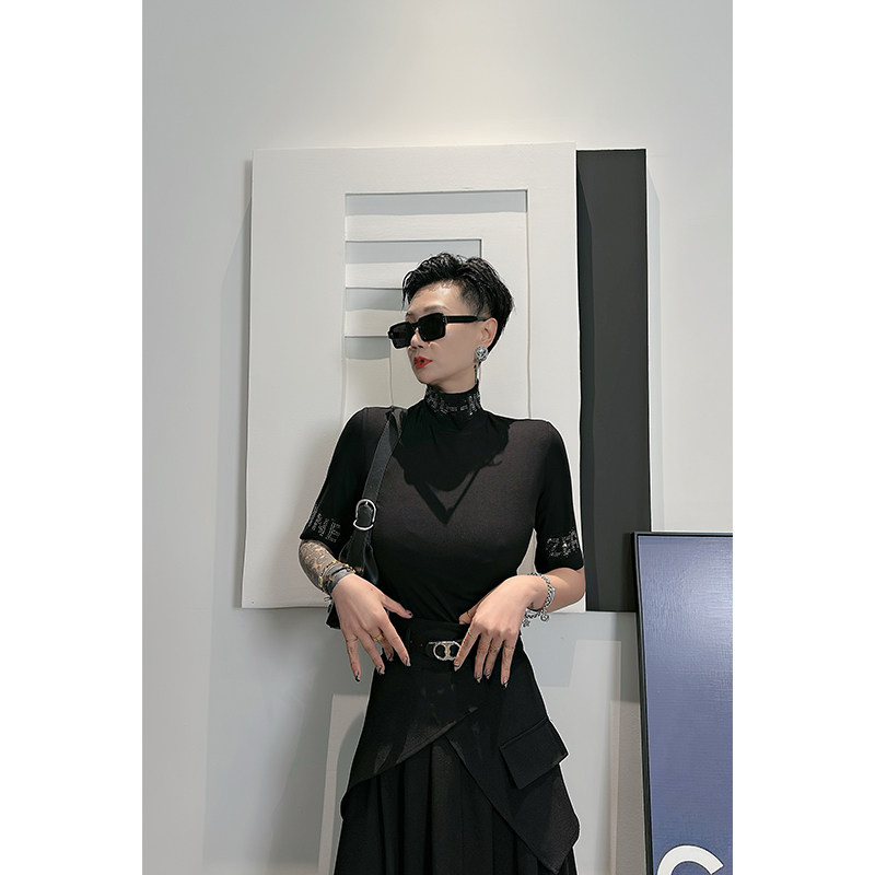 Dan Dan 暗黑风高领自制logo中袖T恤女 领口带钻小个子百搭打底衫