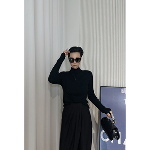 女 高领针织衫 Dan 黑色纽扣修身