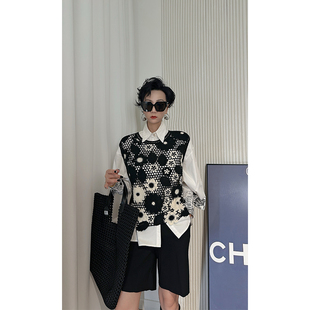 Dan 白色花朵刺绣马甲女