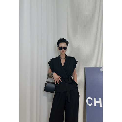 Dan Dan 暗黑风拼接设计师款马甲女