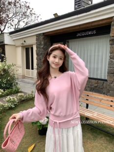 韩版纯欲氛围感亮丝钻饰抽绳收腰设计一字领纯色慵懒风针织上衣