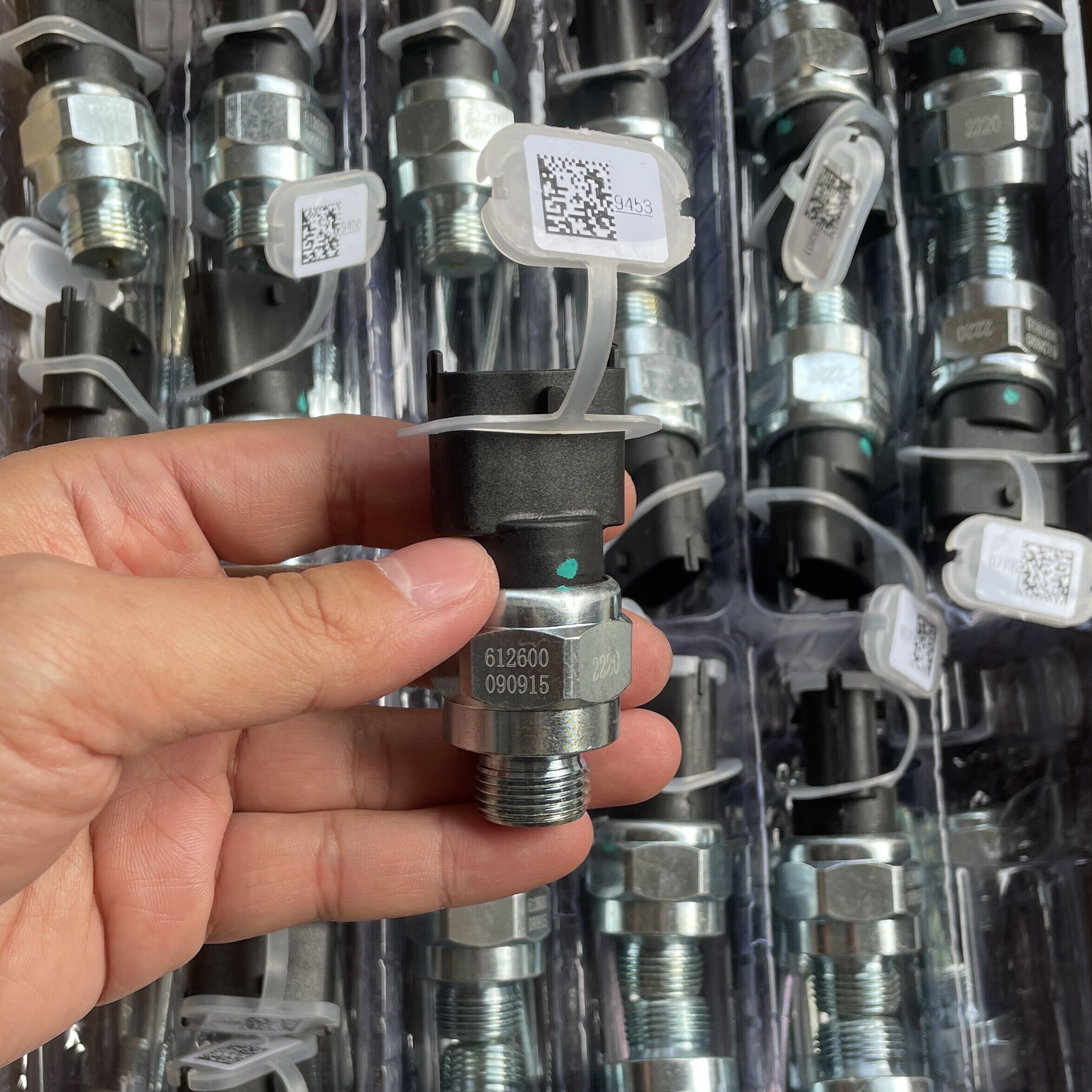 0915适用于欧曼潍柴电子机油压力传感器机油塞感应塞612600090915