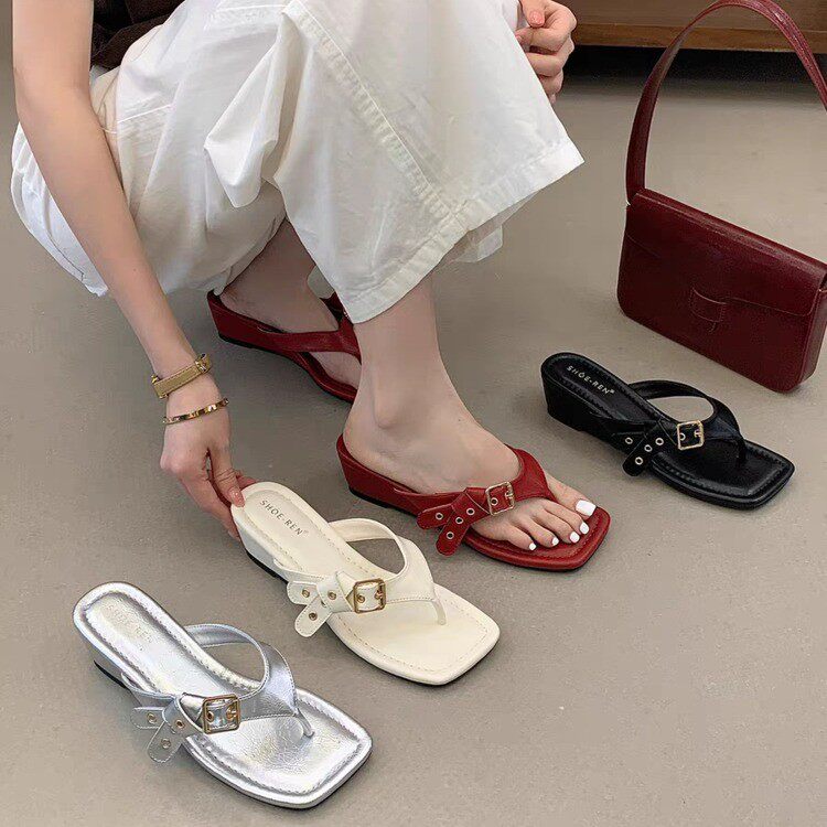 小众皮带扣坡跟夹趾人字拖女夏
