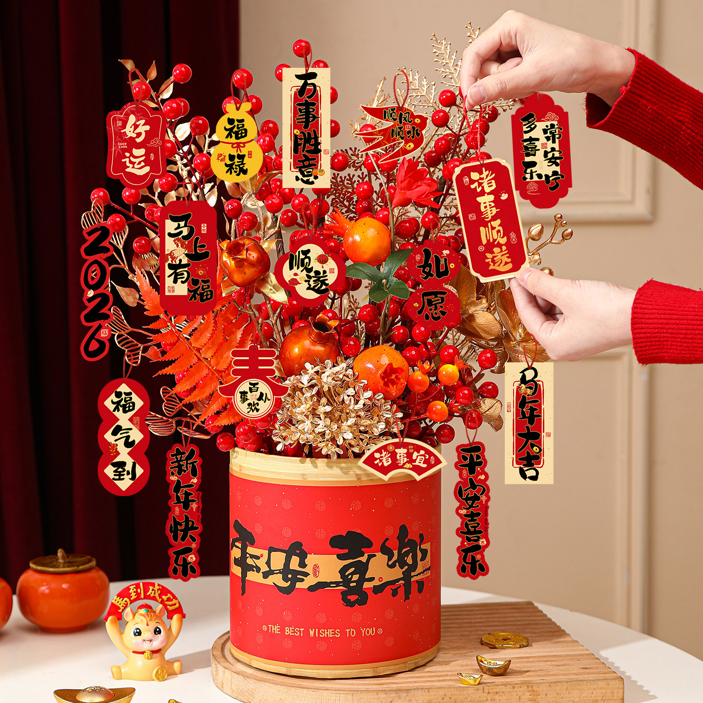 2026新年装饰品年宵花抱抱福桶摆件过年桌面氛围布置喜庆贺年挂饰