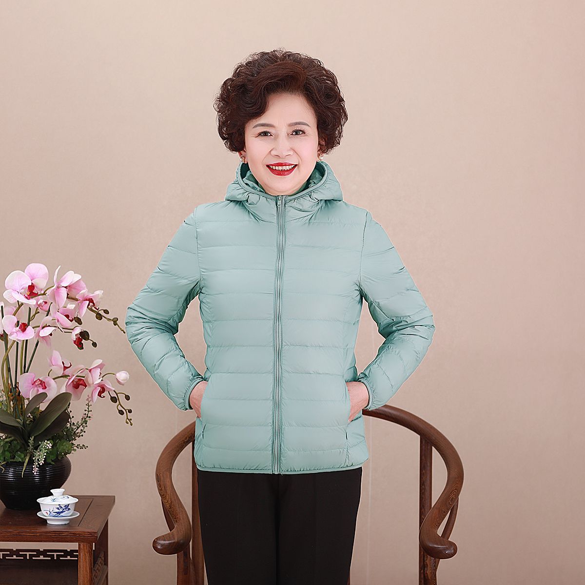 2026新款轻薄款羽绒服女中老年妈妈装短款连帽加大码冬季加厚外套