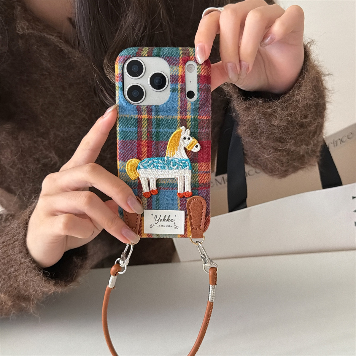 加尔 秋冬彩色格纹绒布刺绣小马手拎绳适用苹果17ProMax手机壳iphone15新款16pro女款14pro防摔13时尚保护套,3C数码配件,手机保护套/壳,淘宝优惠券,粉丝福利购,淘宝优惠卷