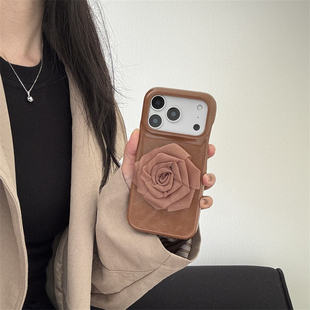加尔 高级感棕色皮纹立体玫瑰花朵适用苹果17ProMax手机壳iphone15新款16pro女款13创意14pro防摔17pro保护套