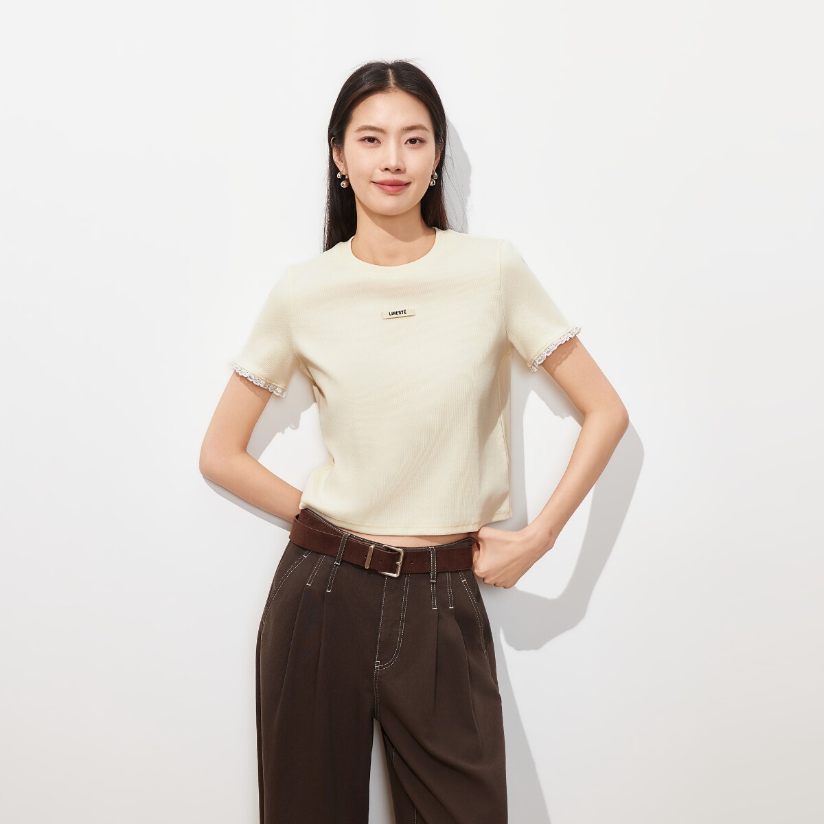 Vero ModaT恤女2026夏季新款蕾丝袖口胸前字母标饰圆领上衣