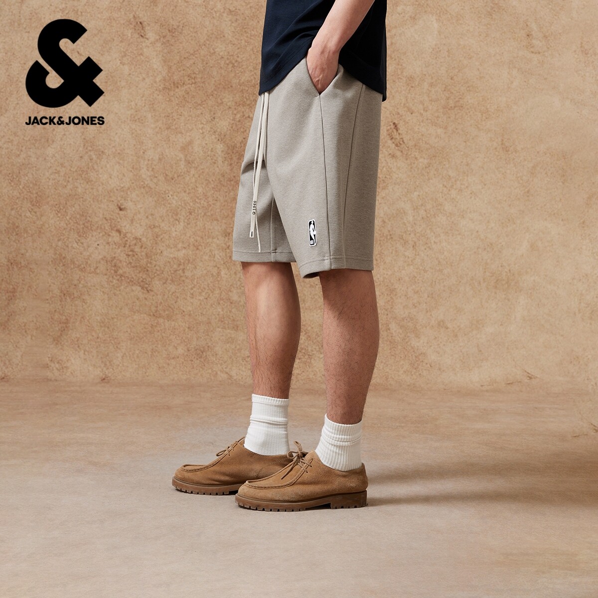 杰克琼斯NBA联名夏季男装短裤廓形裤子两侧插袋后侧皮标时尚潮流