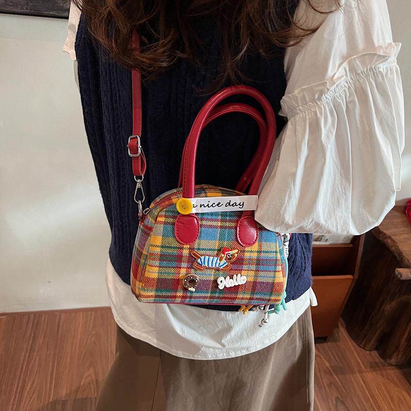 手提小包包女2025新款今年流行可爱玩偶上班通勤小拎包格子斜挎包