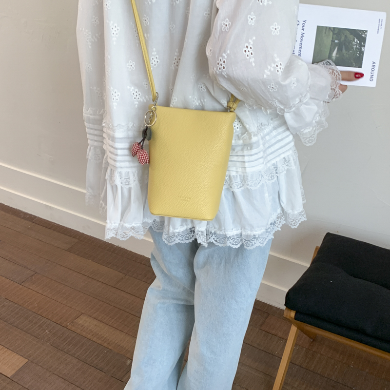 夏季高级感通勤小众手机斜挎小包包女2025新款黄色百搭上班小拎包