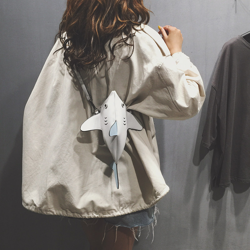 可爱卡通鲨鱼小包少女稀奇古怪日系小挎包2023新款搞怪创意斜挎包