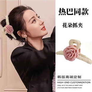 粉色山茶花发夹2025新款高端气质高品质品牌绢花抓夹披头发的夹子