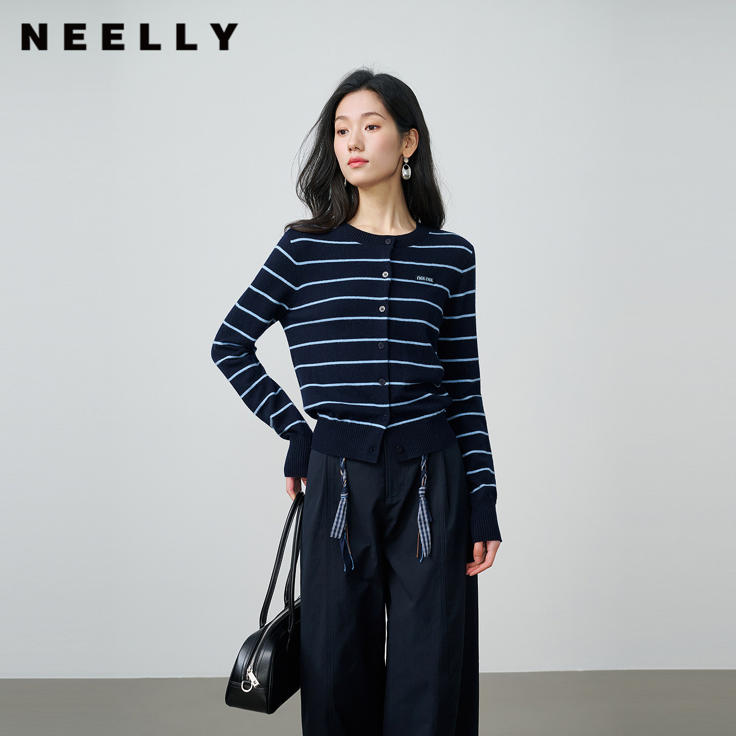 NEELLY纳俪商场同款秋季新款藏青蓝条纹短针织开衫女显白休闲上衣