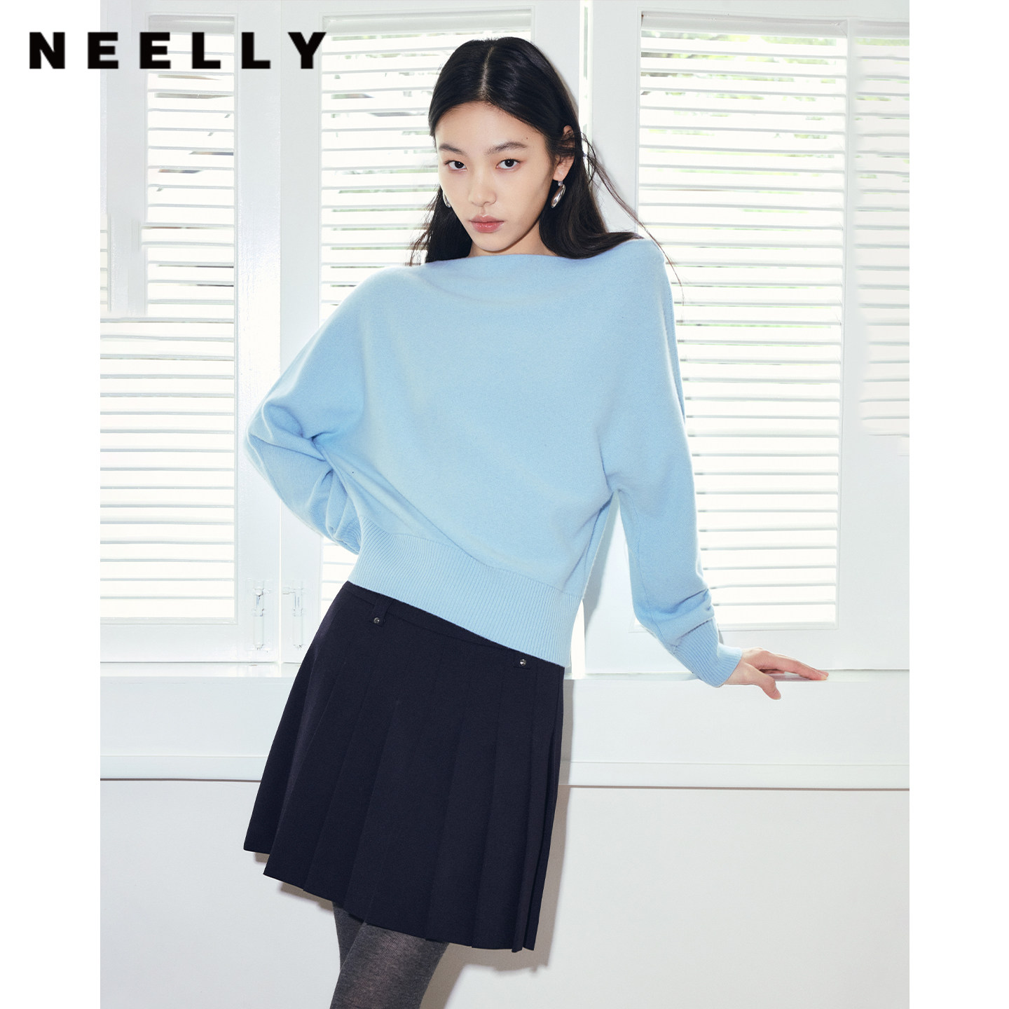 NEELLY纳俪商场同款冬季新款一字肩斜领针织衫女气质显白长袖上衣