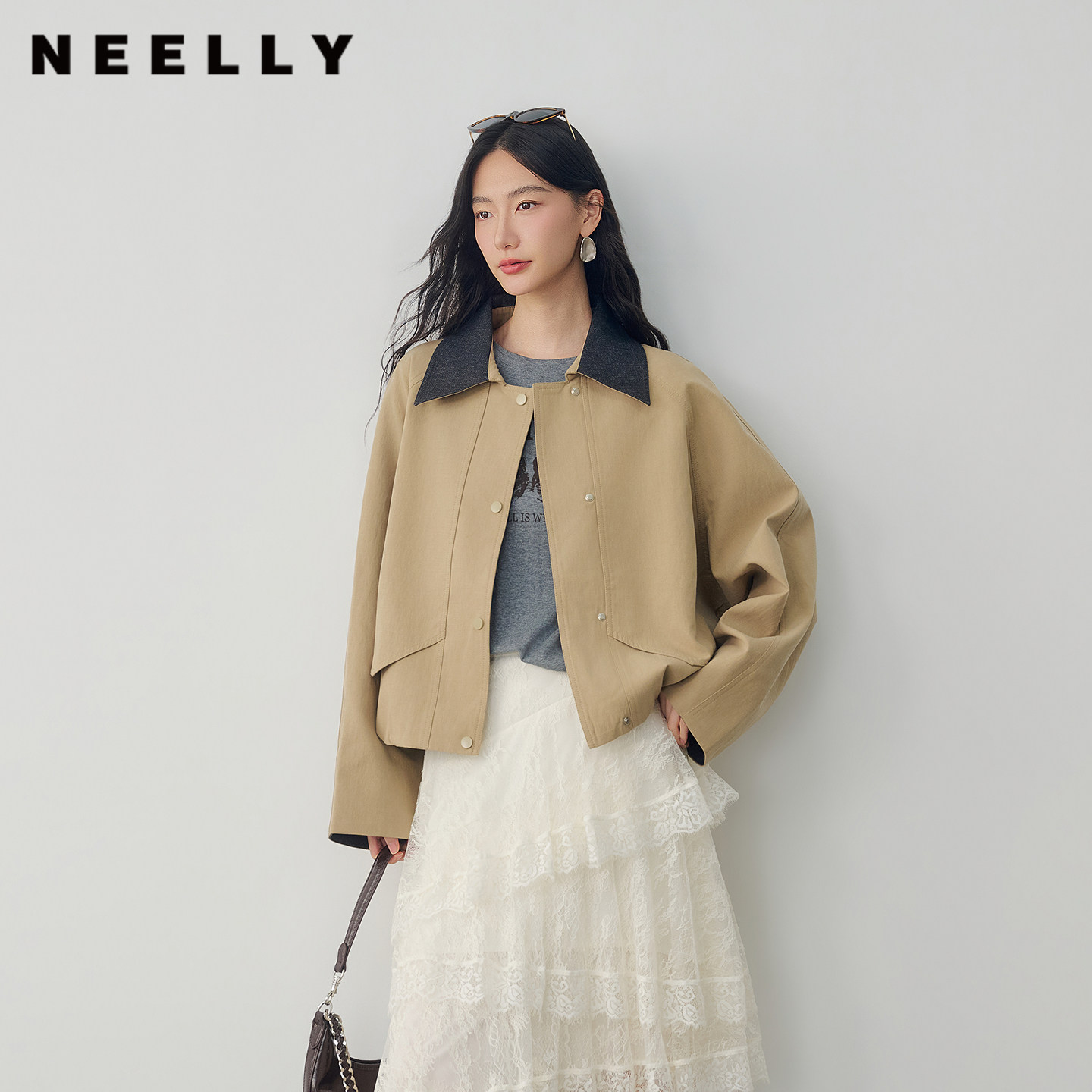 NEELLY纳俪商场同款秋季新款撞色翻领短外套女宽松休闲卡其色风衣