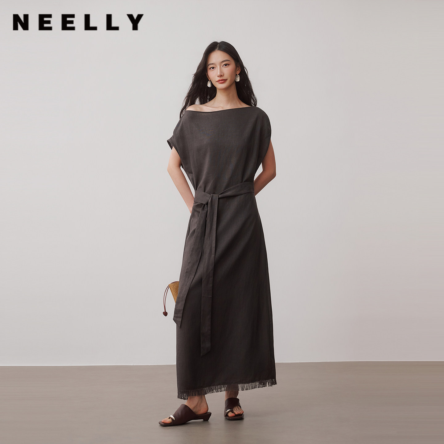 NEELLY纳俪商场同款秋季新款韩系极简风连衣裙女流苏下摆宽松长裙