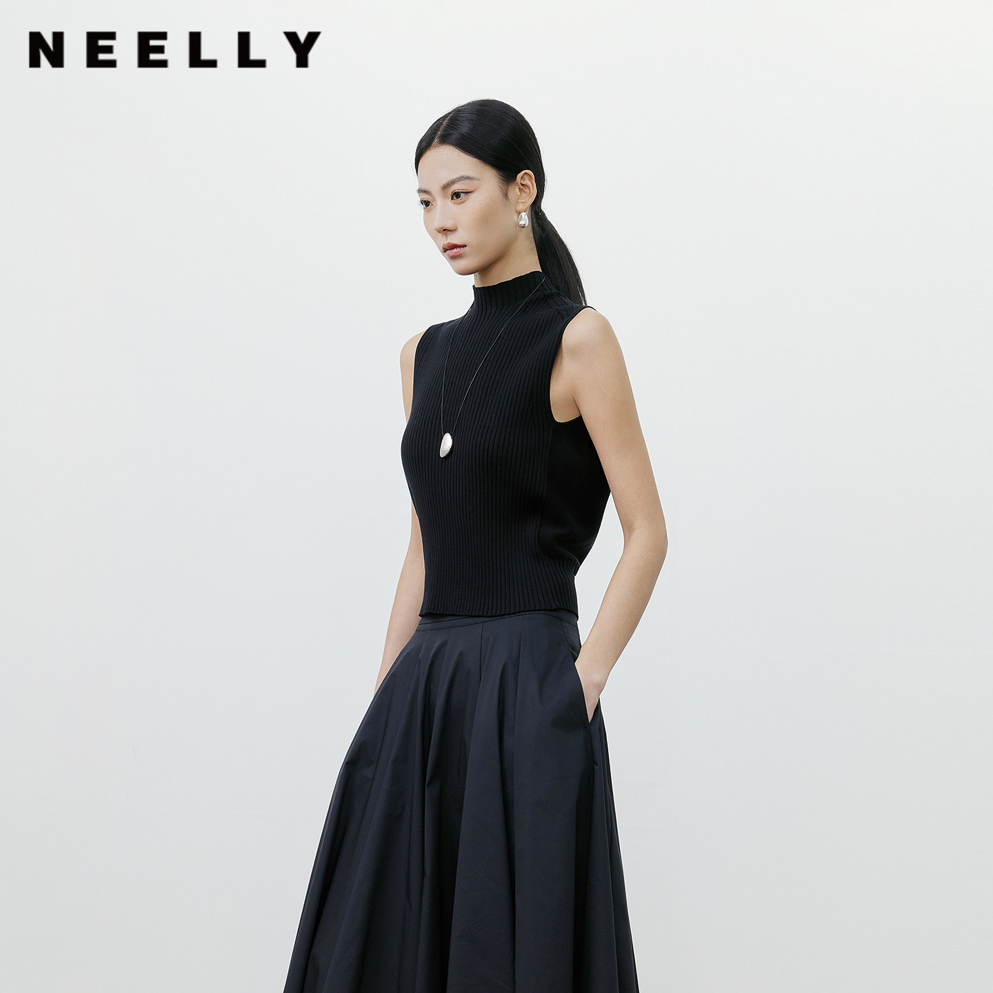 NEELLY纳俪商场同款秋新款休闲黑色半高领坑条背心女修身针织上衣