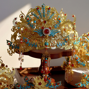 原创 金玉宴 凤冠明制唐风婚礼金色古风婚嫁新娘饰红色华丽头冠