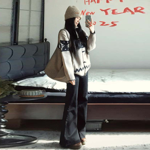 黑色中弹不贴腿微喇牛仔裤女2025新款冬季加绒小个子低腰喇叭裤子