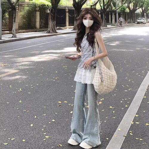 浅蓝色微喇叭牛仔裤女