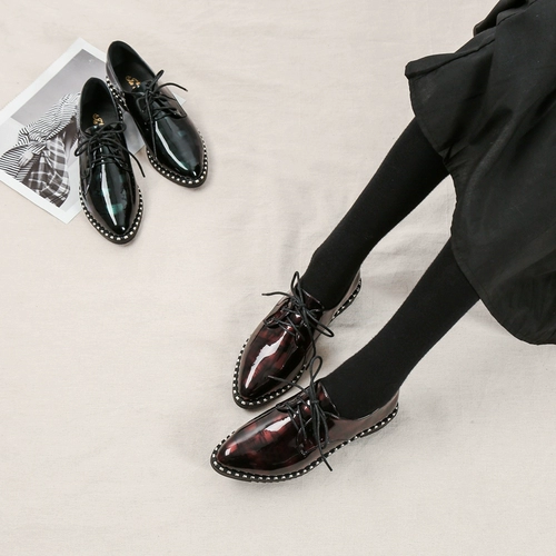 Женские туфли в британском стиле указали небольшие кожа