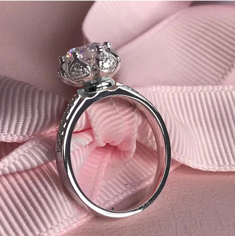 梵大福 群镶白18k金钻戒 60分1克拉天然钻石女戒 女结婚钻戒定制