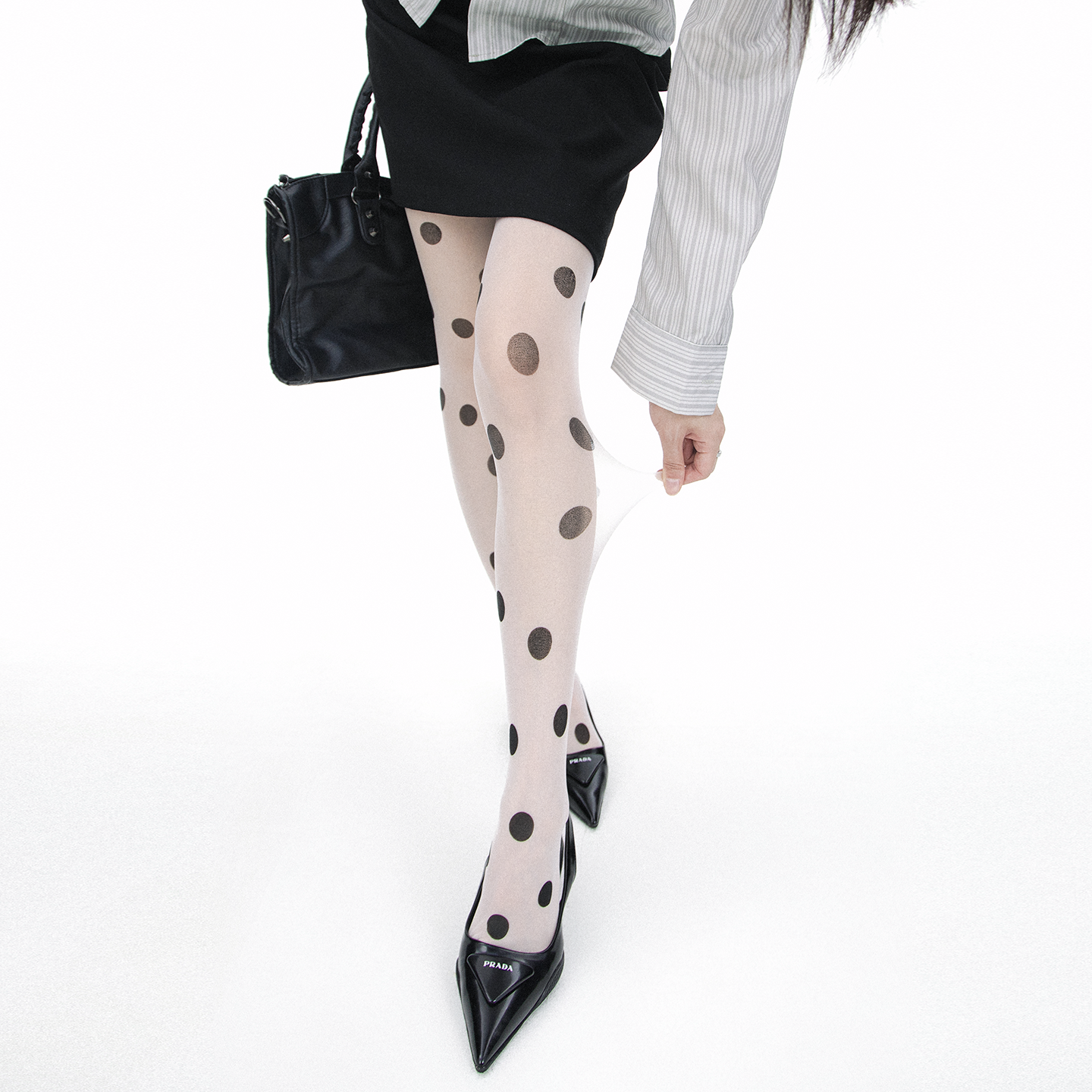 白色大小黑波点薄透连裤丝袜女