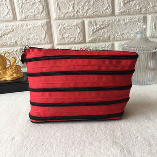 欧莱雅红黑拉链化妆包包手拿包收纳包洗漱包零钱包一条线拉成的包