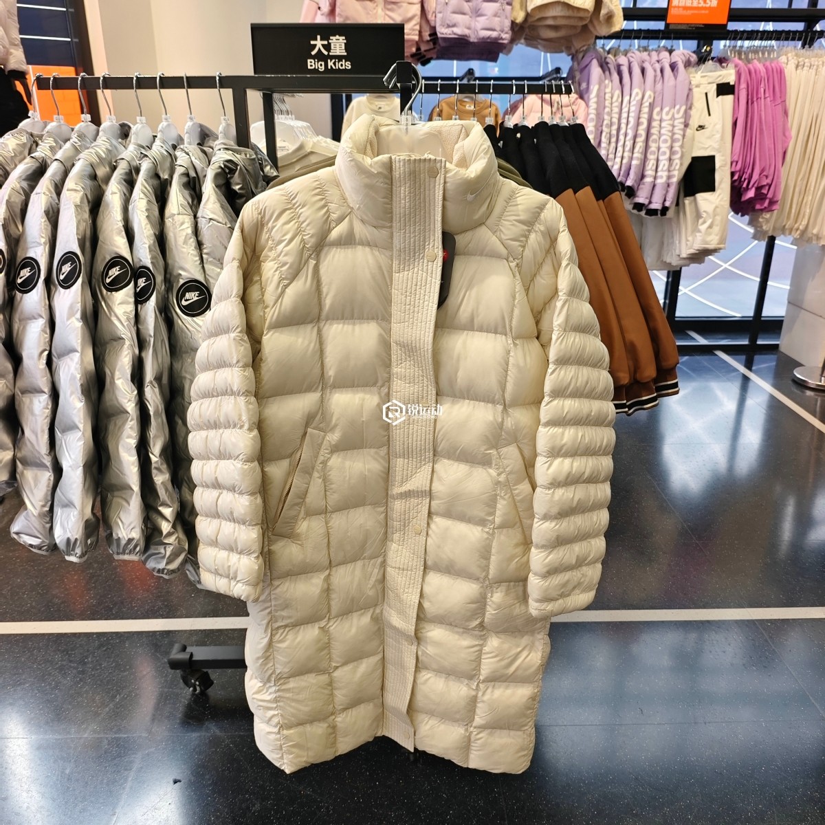 Nike/耐克 THERMA-FIT女子冬季立领保暖长款夹克棉服 FB7671-104