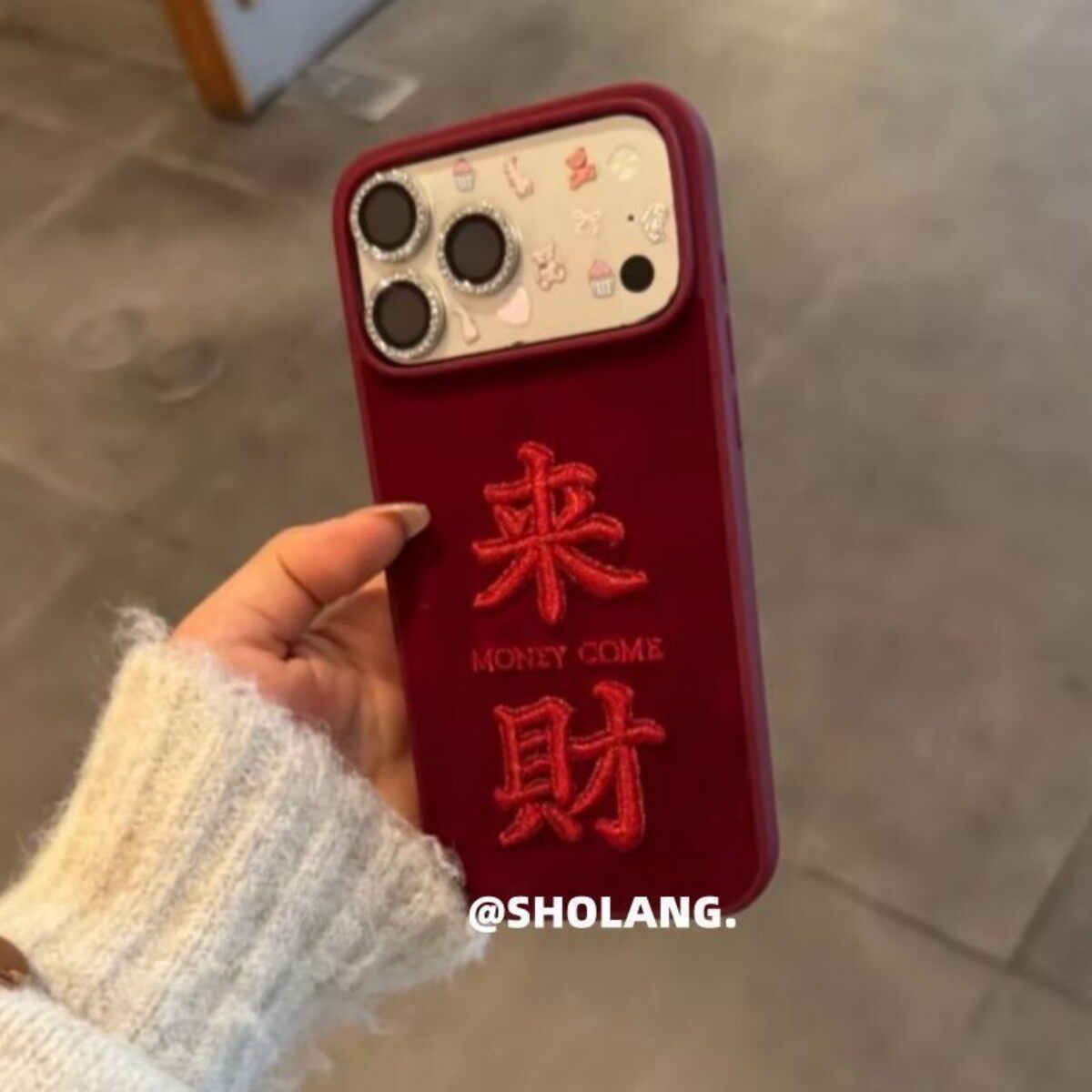 新年喜庆红色绒布刺绣来财文字适用苹果17ProMax手机壳iphone15新款16pro女款13手拎绳15pro防摔保护套14