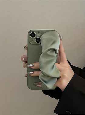 ins小众高级感绿色丝巾腕带适用于苹果16ProMax手机壳iPhone15全包14防摔13保护套2
