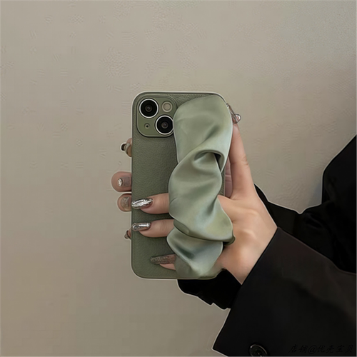 ins小众高级感绿色丝巾腕带适用于苹果16ProMax手机壳iPhone15全包14防摔13保护套2