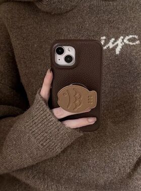 大孔皮纹小鱼支架适用苹果17手机壳女款卡通iPhone 16Pro/15新款SE(第二代)ins风12创意15全包6个性13Max新款