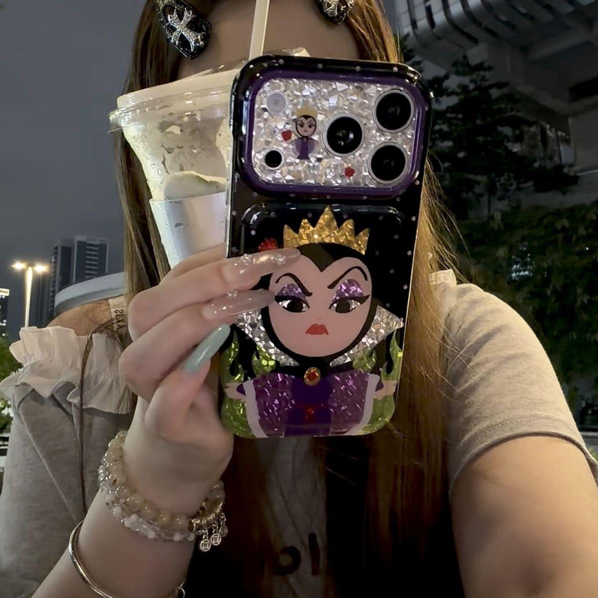动漫卡通可爱黑底毒皇后适用iPhone17promax手机壳苹果16promax女款15pro新款16手机套可爱ins防摔软边