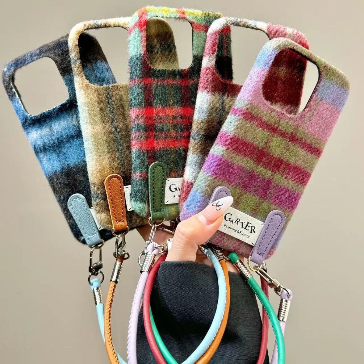 小众可爱新款卡通冬日小香风绒布撞色格纹手拎绳适用苹果16promax手机壳15iPhone14/13promax小众12promax女