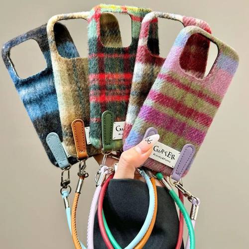 小众可爱新款卡通冬日小香风绒布撞色格纹手拎绳适用苹果16promax手机壳15iPhone14/13promax小众12promax女