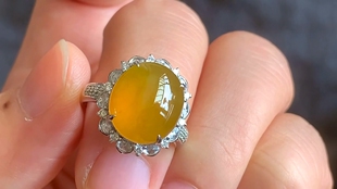 天然缅甸翡翠戒指，冰黄翡蛋面完美 18k金镶嵌 裸石12.7-11圈口14