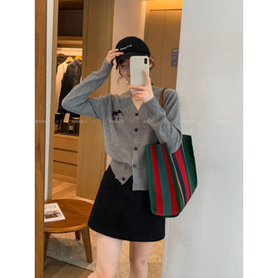 爱情魔鬼鱼 灰色V领小马图案针织开衫女2026春季新款韩系时尚上衣